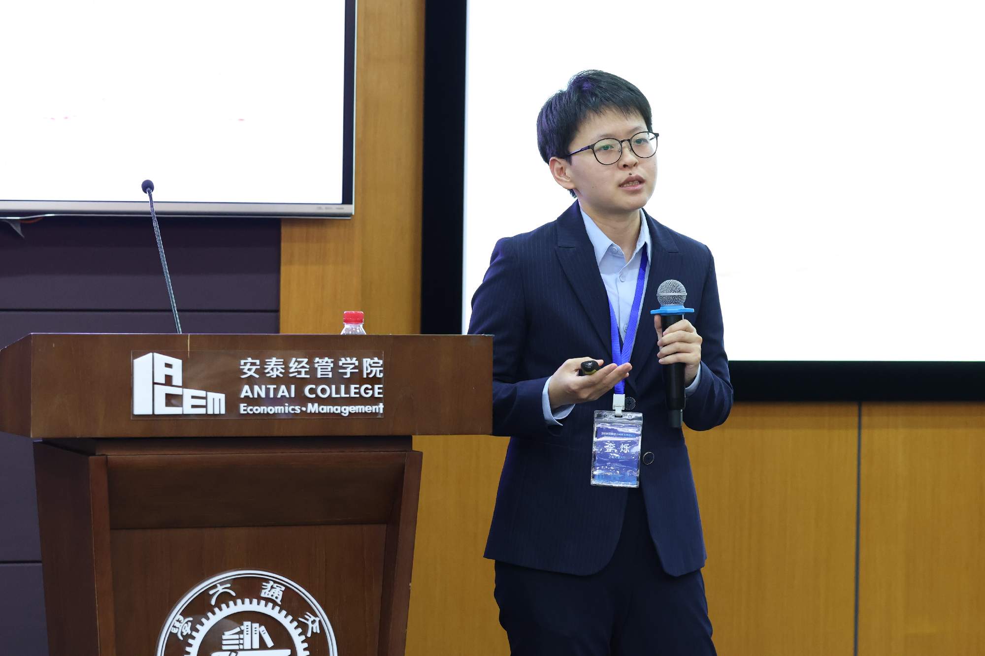 金沙威尼斯欢乐娱人城李烁助理教授报告论文